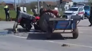 Otomobil ile çarpışan traktör ikiye bölündü