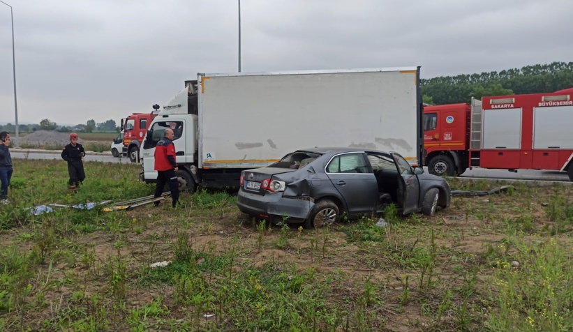 Otomobil ile kamyonet çarpıştı: 3 yaralı