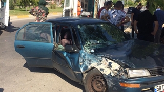 Otomobil ile kamyonet çarpıştı. 7 yaralı