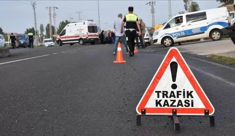 Otomobil ile minibüsü karıştığı kazada 2 kişi öldü