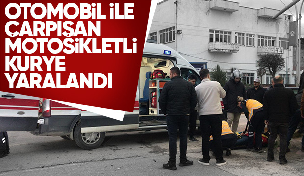 Otomobil ile motosikletli kurye çarpıştı