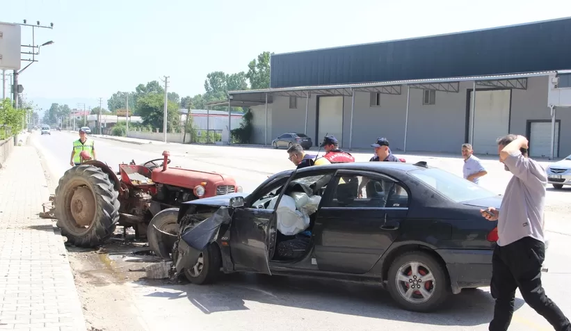 Otomobil ile traktör kafa kafaya çarpıştı 1 yaralı