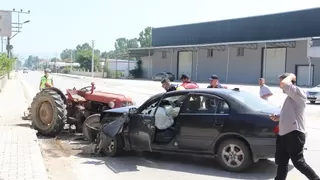 Otomobil ile traktör kafa kafaya çarpıştı 1 yaralı
