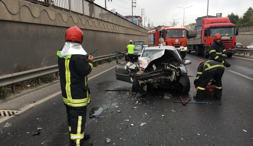 Otomobil iş makinesine arkadan çarptı: 1 kişi ağır yaralandı