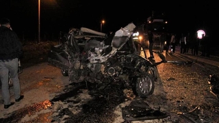 Otomobil iş makinesine çarptı: 1 ölü, 1 yaralı