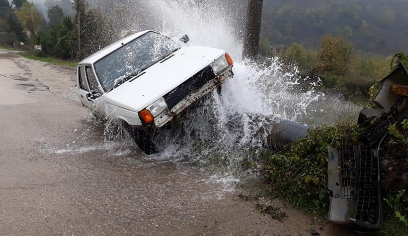 Otomobil isale hattına çarptı, su metrelerce yüksekliğe çıktı