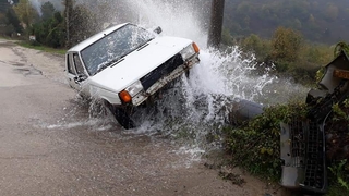 Otomobil isale hattına çarptı, su metrelerce yüksekliğe çıktı