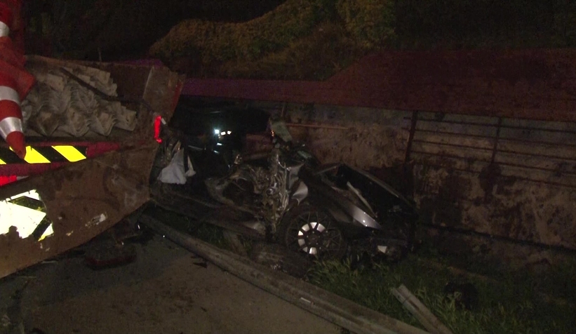 Otomobil işçilerin arasına daldı: 4 ölü