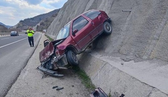 Otomobil istinat duvarına çarparak durabildi