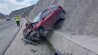 Otomobil istinat duvarına çarparak durabildi