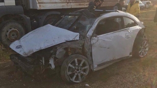 Otomobil istinat duvarına çarptı: 1 ölü, 2 yaralı