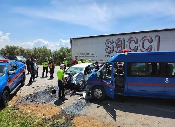 Otomobil jandarma aracıyla çarpıştı: 1 ölü, 2 yaralı
