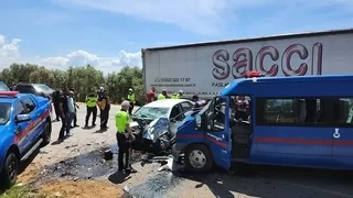 Otomobil jandarma aracıyla çarpıştı: 1 ölü, 2 yaralı