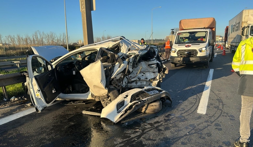 Otomobil kağıt gibi ezildi : 2 yaralı