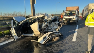 Otomobil kağıt gibi ezildi : 2 yaralı