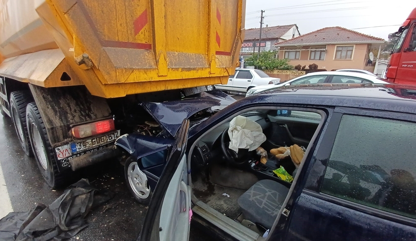 Otomobil kamyona ok gibi saplandı