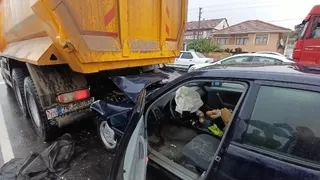 Otomobil kamyona ok gibi saplandı