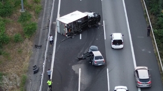 Otomobil kamyonla çarpıştı, otoyol trafiğe kapandı