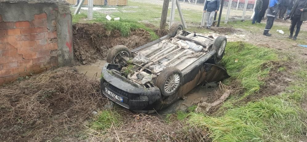 Otomobil kanala uçtu, 2 kişi yaralandı