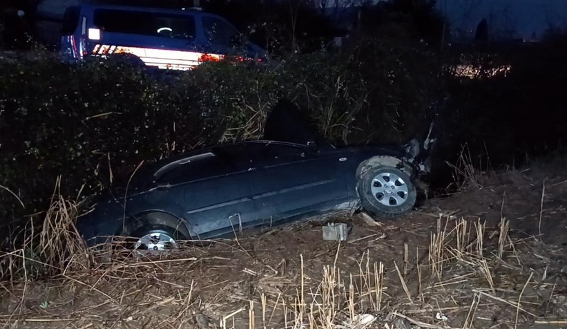 Otomobil kanala uçtu: 3 yaralı