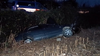 Otomobil kanala uçtu: 3 yaralı