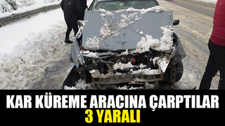 Otomobil kar küreme aracına çarptı: 3 yaralı