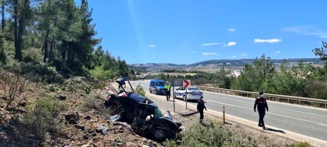 Otomobil kayalık alana çarptı: 5 yaralı