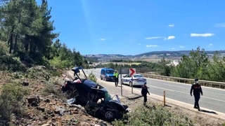 Otomobil kayalık alana çarptı: 5 yaralı