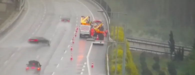 Otomobil KMO çalışanlarına böyle çarptı: 1'i ağır 3 yaralı