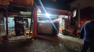 Otomobil markete daldı: 2 yaralı