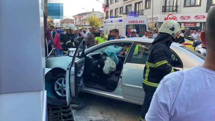 Otomobil markete girdi: 1’i ağır 3 yaralı
