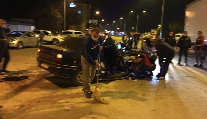 Otomobil, minibüse arkadan çarptı: 1 ölü, 1 yaralı