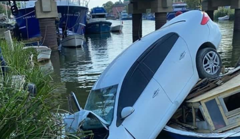 Otomobil nehre uçtu, kayık hayatlarını kurtardı