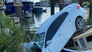 Otomobil nehre uçtu, kayık hayatlarını kurtardı