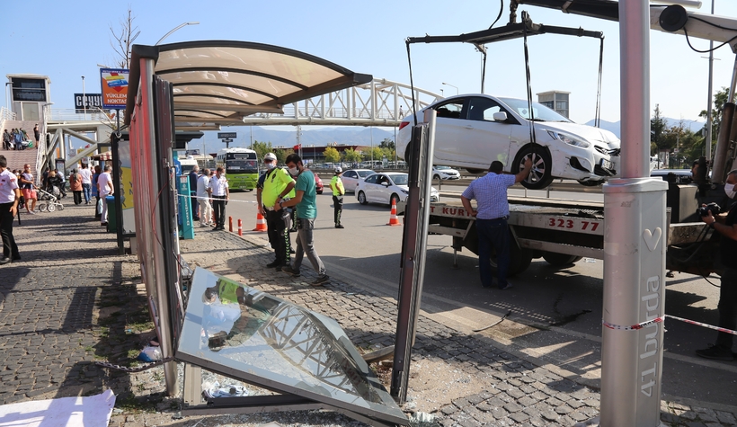 Otomobil otobüs durağına daldı: 4 yaralı