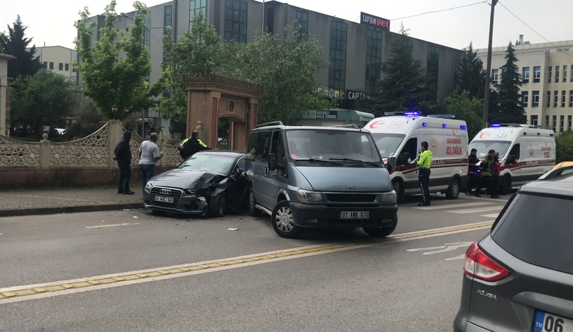 Otomobil park halindeki minibüse çarptı: 3 yaralı