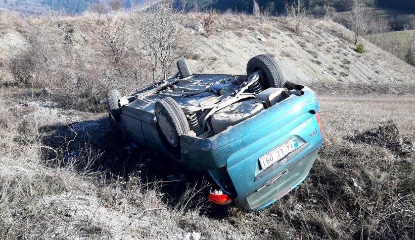 Otomobil şarampole devrildi: 2 yaralı