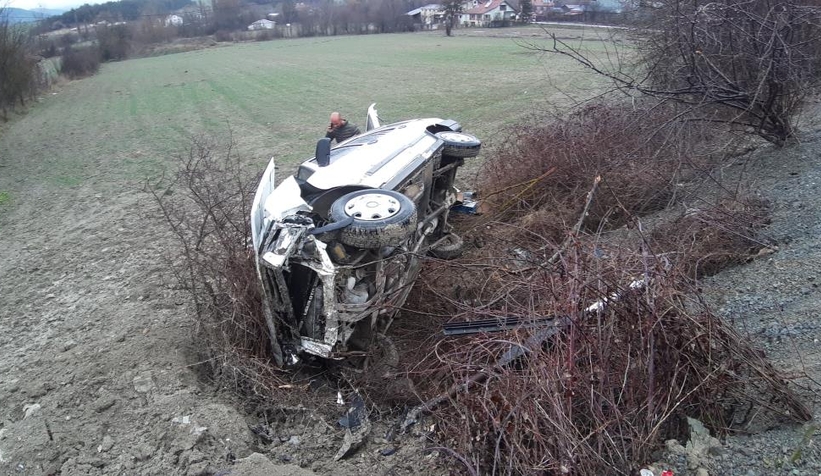 Otomobil şarampole yuvarlandı: 2 yaralı