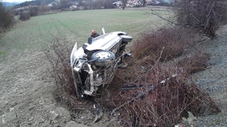 Otomobil şarampole yuvarlandı: 2 yaralı