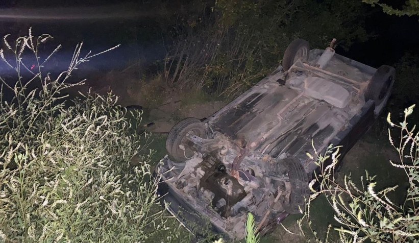 Otomobil şarampole yuvarlandı