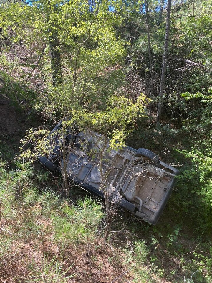 Otomobil şarampole yuvarlandı