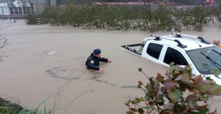 Otomobil sele kapıldı: 3 ölü