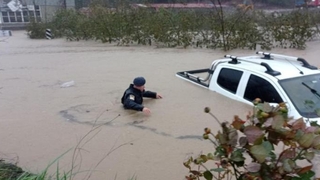 Otomobil sele kapıldı: 3 ölü