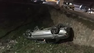 Otomobil sitenin bahçesine düştü: 1 ağır yaralı