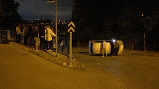 Otomobil sokağın ortasına yan yattı