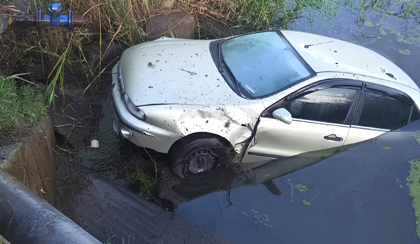 Otomobil su dolu kanala uçtu