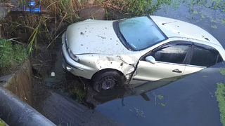 Otomobil su dolu kanala uçtu