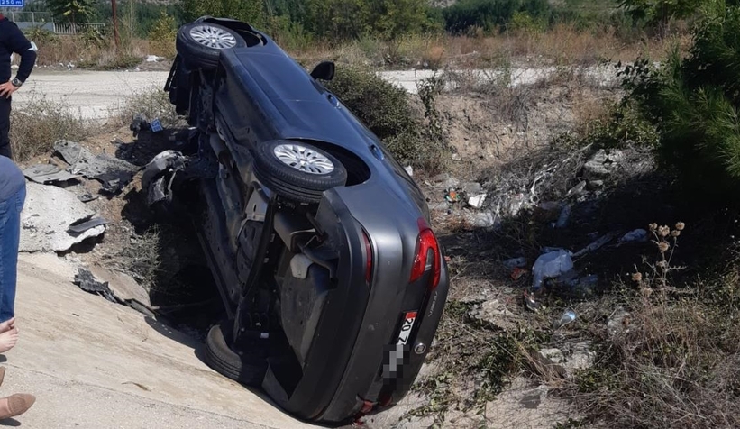Otomobil su kanalına devrildi: 5 yaralı