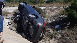 Otomobil su kanalına devrildi: 5 yaralı