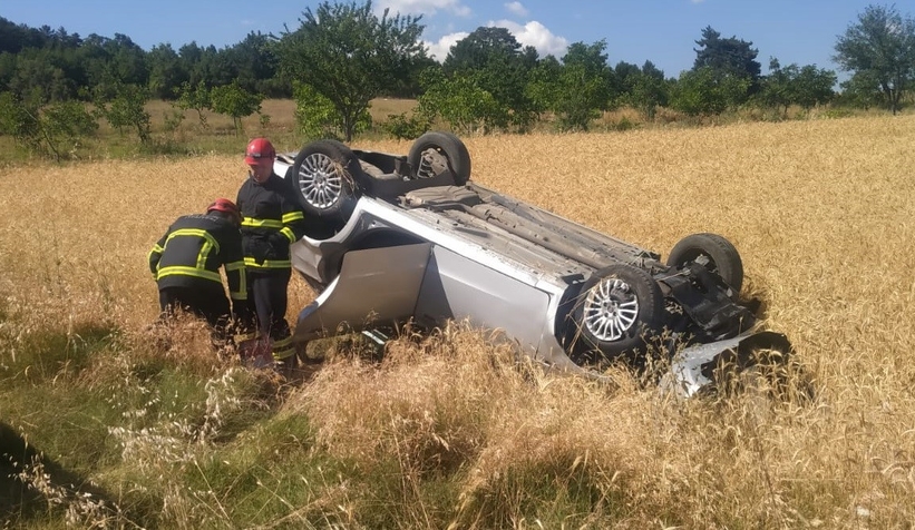 Otomobil takla attı